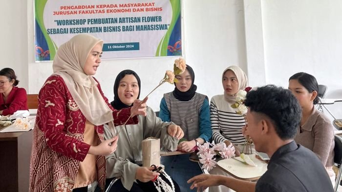 Dosen Universitas Palangka Raya, Pratiwi Hamzah memberikan pelatihan pembuatan Artisan Flower kepada mahasiswa Fakultas Ekonomi dan Bisnis. Foto: HO/Universitas Palangka Raya