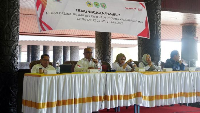 Empat narasumber sesi panel yaitu Kepala Dinas PTPH Kaltim, Ir. Siti Farisyah Yana; Kepala Disnakeswan Kaltim, Fahmi H. Imawan; Kepala Bidang Perkebunan Berkelanjutan Disbun Kaltim, Ir. Asmiralda; dan Kepala BRMP, Dr. Akhmad Hamdan. Foto: BorneoFlash/Lilis Suryani