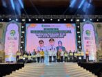 Foto Bersama Penyerahan penghargaan Gratispol Umrah serta Jospol Insentif Guru, yang digelar di Plenary Hall GOR Kadrie Oening, Samarinda, Rabu (25/6/2025). Foto: BorneoFlash/Nur Ainunnisa