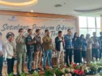 Foto bersama setelah sosialisasi pergub 49 Tahun 2024 tentang Pengelolaan Media Komunikasi Publik, pada Selasa (17/6/2025). Foto: BorneoFlash/Nur Ainunnisa