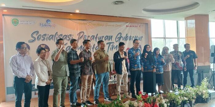 Foto bersama setelah sosialisasi pergub 49 Tahun 2024 tentang Pengelolaan Media Komunikasi Publik, pada Selasa (17/6/2025). Foto: BorneoFlash/Nur Ainunnisa