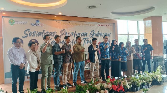 Foto bersama setelah sosialisasi pergub 49 Tahun 2024 tentang Pengelolaan Media Komunikasi Publik, pada Selasa (17/6/2025). Foto: BorneoFlash/Nur Ainunnisa