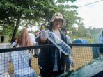 General Manager PLN UID Kaltimra, Maria G.I. Gunawan Turut Ambil Bagian pada Clean Up Pantai Mulawarman dan Bottle Up Challenge, pada Kamis (12/6/2025). Foto: HO/ PLN UID Kaltimra
