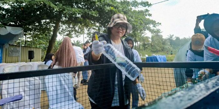 General Manager PLN UID Kaltimra, Maria G.I. Gunawan Turut Ambil Bagian pada Clean Up Pantai Mulawarman dan Bottle Up Challenge, pada Kamis (12/6/2025). Foto: HO/ PLN UID Kaltimra