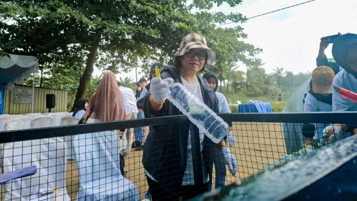 General Manager PLN UID Kaltimra, Maria G.I. Gunawan Turut Ambil Bagian pada Clean Up Pantai Mulawarman dan Bottle Up Challenge, pada Kamis (12/6/2025). Foto: HO/ PLN UID Kaltimra