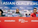 Patrick Kluivert bersama Joey Pelupessy dalam konferensi pers. Foto: X/@TimnasIndonesia