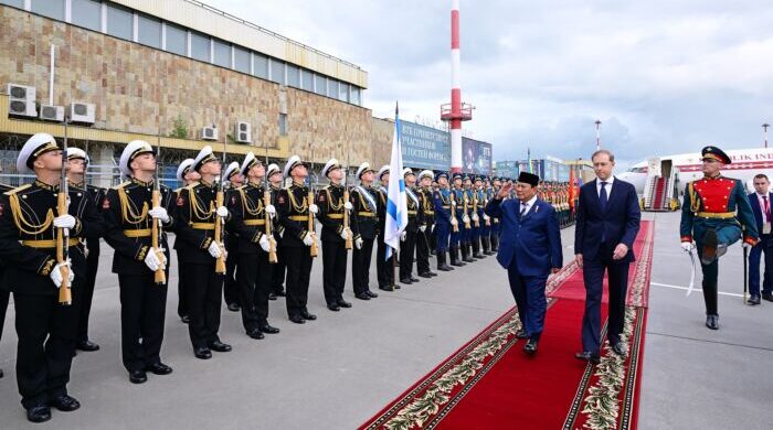 Presiden Republik Indonesia, Prabowo Subianto, tiba di Bandara Internasional Pulkovo, St. Petersburg. Foto: X/@KemensetnegRI