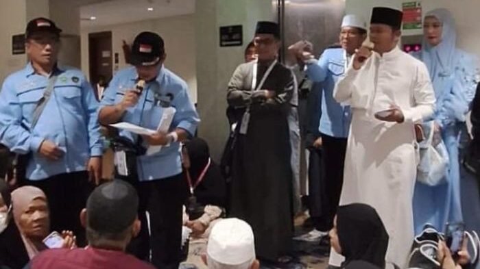 Gubernur Kalimantan Timur, H. Rudy Mas’ud dan Wali Kota Balikpapan, H. Rahmad Mas’ud mengunjungi jemaah haji Kloter 1 asal Kota Balikpapan di Makkah, Selasa pagi (3/6/2025) waktu Arab Saudi, di Hotel Al Baith Al Mansoury. Foto: BorneoFlash/IST
