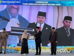 Gubernur Kaltim, Rudy Mas'ud, didampingi Kepala Dinas Lingkungan Hidup (DLH) Provinsi Kaltim, Anwar Sanusi, memberikan penghargaan Saat peringatan Hari Lingkungan Hidup Sedunia tahun 2025, di Gedung Olah Bebaya, Kompleks Rumah Jabatan Gubernur, pada Senin (23/6/2025). Foto: BorneoFlash/Nur Ainunnisa