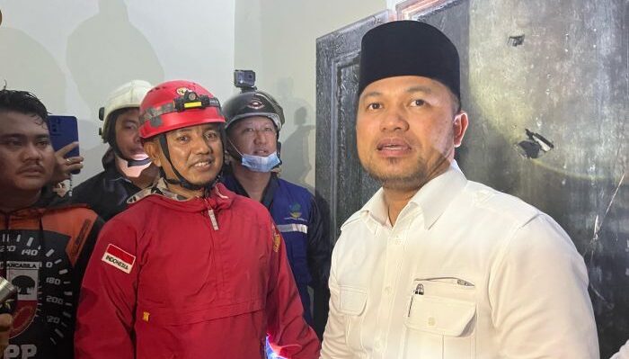 Gubernur Kaltim, Rudy Mas'ud, saat Tinjau langsung lokasi kebakaran yang terjadi di Hotel Atlet GOR Kadrie Oening, Samarinda, pada Rabu malam (18/6/2025). Foto: BorneoFlash/Nur Ainunnisa