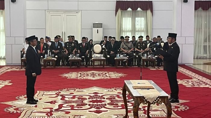 Gubernur Kaltim, Rudy Masud saat mengukuhkan Kepala BPKP, Edy Suharto Di Odah Etam, Kompleks Rumah Jabatan Gubernur Kaltim, pada Senin (30/6/2025). Foto: BorneoFlash/ Nur Ainunnisa