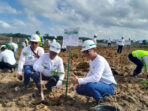 Jajaran Management BBE Group melakukan penanaman pohon di lahan reklamasi yang berada wilayah perbatasan Samarinda dan Kutai Kartanegara, pada Jumat (13/6/2025). Foto: HO/BBE Group