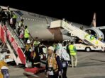 Jemaah haji asal Kota Balikpapan yang tergabung dalam Kelompok Terbang (Kloter) 1 tiba dengan selamat di Bandara SAMS Sepinggan, pada Senin malam (16/6/2025). Foto: BorneoFlash/Niken Sulastri