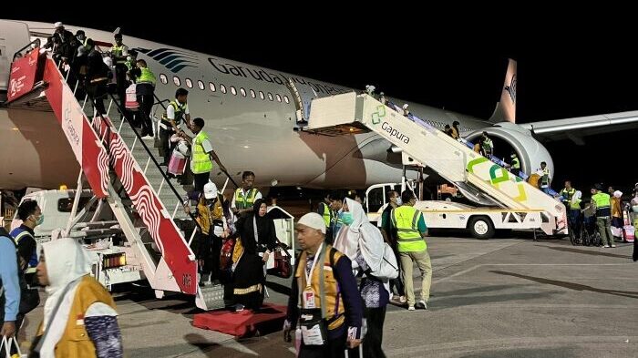 Jemaah haji asal Kota Balikpapan yang tergabung dalam Kelompok Terbang (Kloter) 1 tiba dengan selamat di Bandara SAMS Sepinggan, pada Senin malam (16/6/2025). Foto: BorneoFlash/Niken Sulastri