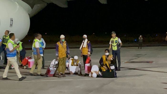 Sujud Syukur Jemaah haji asal Kota Balikpapan yang tergabung dalam Kelompok Terbang (Kloter) 1 tiba dengan selamat di Bandara SAMS Sepinggan, pada Senin malam (16/6/2025). Foto: BorneoFlash/Niken Sulastri
