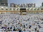Jemaah haji saat melaksaakan shalat di Masjidil Haram. Foto: HO/Kemenag RI