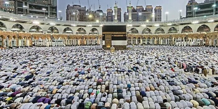 Jemaah haji saat melaksaakan shalat di Masjidil Haram. Foto: HO/Kemenag RI