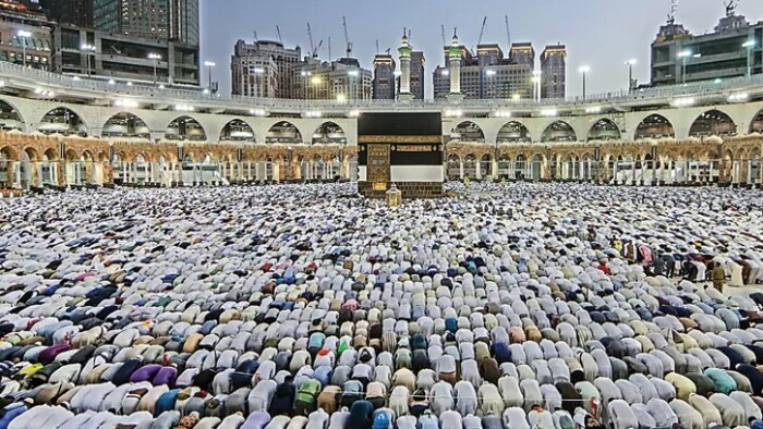 Jemaah haji saat melaksaakan shalat di Masjidil Haram. Foto: HO/Kemenag RI
