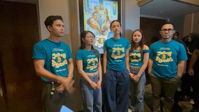 (ki:ka) Jourdi Pranata, Maizura, Aisha Nura Datau, Elsa Japasal dan Sutradara Arfan saat hadir menyapa penonton Balikpapan, di Bioskop XXI E-Walk Mall Balikpapan Superblock, pada Selasa (24/6/2025). Foto: BorneoFlash/Niken Sulastri