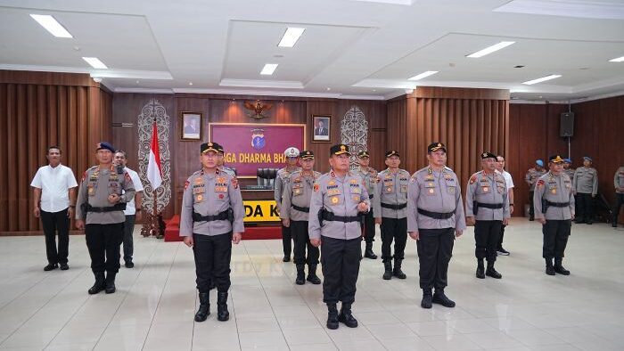 Kapolda Kaltim Irjen Pol Endar Priantoro, S.H., S.I.K., C.F.E., M.H., didampingi seluruh Pejabat Utama Polda Kaltim Mengikuti kegiatan Pembinaan Tradisi Upacara Pemurnian Nilai-Nilai Luhur Tribrata secara virtual, Pada Rabu (18/6/2025). Foto: HO/Humas Polda Kaltim