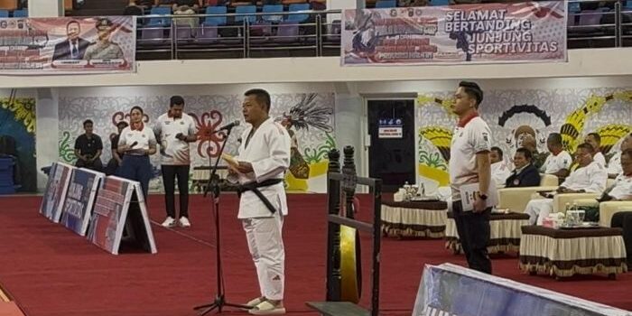 Kapolda Kaltim, Irjen Pol Endar Priantoro saat membuka Kejuaraan Judo Piala Kapolda Kaltim 2025 yang digelar di Balikpapan Sport and Convention Center (BSCC)/Dome Balikpapan, pada Selasa (17/6/2025). Foto: BorneoFlash/Niken Sulastri