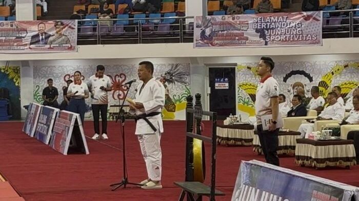 Kapolda Kaltim, Irjen Pol Endar Priantoro saat membuka Kejuaraan Judo Piala Kapolda Kaltim 2025 yang digelar di Balikpapan Sport and Convention Center (BSCC)/Dome Balikpapan, pada Selasa (17/6/2025). Foto: BorneoFlash/Niken Sulastri