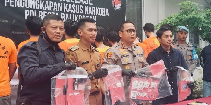 Kapolresta Balikpapan Kombes Pol Anton Firmanto Pimpin konferensi pers Pengungkapan Residivis Narkoba di kawasan Apartemen Green Valley, Kelurahan Gunungsari Ulu, Kecamatan Balikpapan Tengah, pada Selasa (10/6/2025). Foto: BorneoFlash/Agung Putra