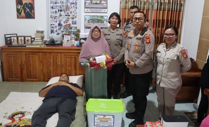 Kapolresta Balikpapan Kombes Pol Anton Firmanto, S.H., S.I.K., M.Si. memimpin langsung kegiatan Anjangsana ke rumah-rumah purnawirawan Polri yang sedang sakit atau dalam kondisi terbatas secara fisik, pada Kamis (19/6/2025). Foto: HO/Humas Polresta Balikpapan