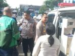 Kapolresta Kombes Pol Anton Firmanto, SH, SIK, MSi. Turun Langsung di kegiatan Bhakti Kesehatan (Baktikes) dan Bhakti Sosial (Baksos) yang menyasar para pengemudi ojek online (ojol) serta warga prasejahtera di halaman Depan AZ.KO Balikpapan, pada Jumat pagi (13/6/2025). Foto: HO/Humas Polresta Balikpapan