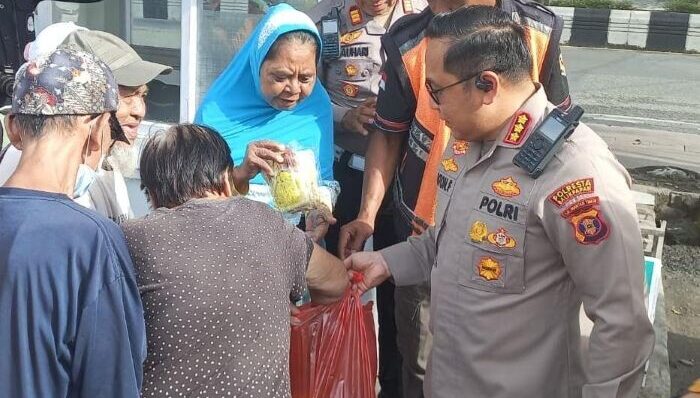 Kapolresta Kombes Pol Anton Firmanto, SH, SIK, MSi. Turun Langsung di kegiatan Bhakti Kesehatan (Baktikes) dan Bhakti Sosial (Baksos) yang menyasar para pengemudi ojek online (ojol) serta warga prasejahtera di halaman Depan AZ.KO Balikpapan, pada Jumat pagi (13/6/2025). Foto: HO/Humas Polresta Balikpapan