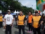 Kapolrestas Samarinda, Kombes Pol Hendri Umar, bersama Wali Kota Samarinda, Andi Harun Saat kegiatan pelayanan masyarakat di kawasan GOR Kadrie Oening, Jalan K.H. Wahid Hasyim, Pada Minggu pagi (22/6/2025). Foto: BorneoFlash/Nur Ainunnisa