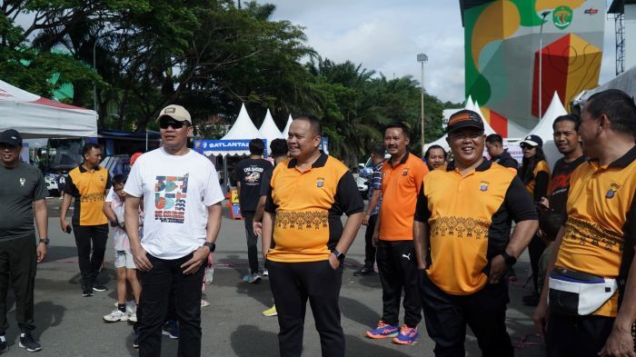 Kapolrestas Samarinda, Kombes Pol Hendri Umar, bersama Wali Kota Samarinda, Andi Harun Saat kegiatan pelayanan masyarakat di kawasan GOR Kadrie Oening, Jalan K.H. Wahid Hasyim, Pada Minggu pagi (22/6/2025). Foto: BorneoFlash/Nur Ainunnisa