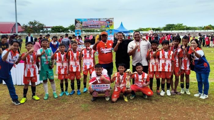 Kategori U-10, Tim Kecamatan Mook Manaar Bulatn tampil sebagai juara pertama dan sementara di kategori U-12, Tim Kecamatan Long Iram sukses merebut posisi juara. Foto: HO/Humas Polres Kubar