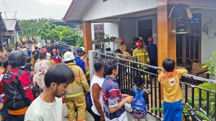 Kebakaran sempat memicu kerumunan warga, beruntung tidak ada korban jiwa dalam kejadian ini. Foto: BorneoFlash/Muhammad
