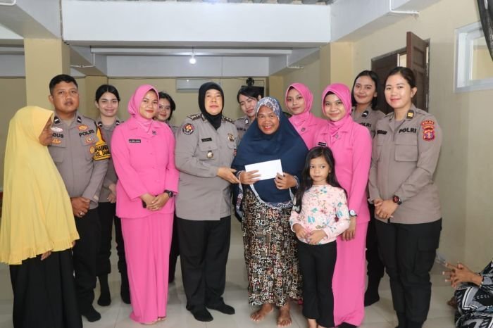 Sambut Hari Bhayangkara ke-79, Polwan dan Bhayangkari Polda Kaltim Gelar Baksos di Kampung Buton