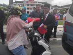 Wakil Wali Kota Balikpapan, H. Bagus Susetyo saat membagikan bendera di depan Halaman Balai Kota Balikpapan, pada hari Senin (2/6/2025). Foto: BorneoFlash/Ardian