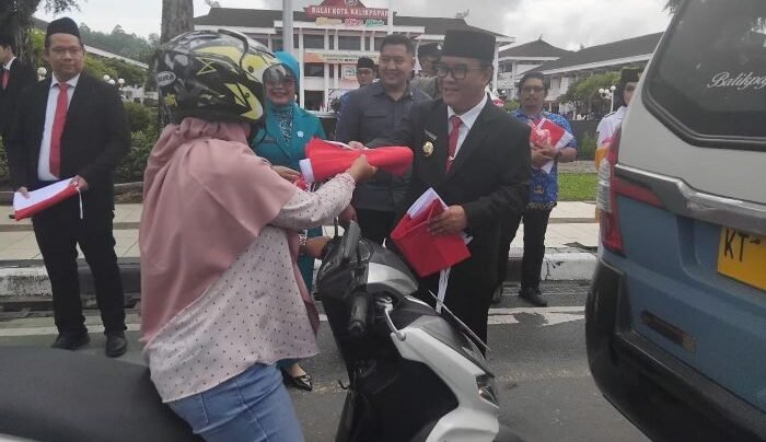 Wakil Wali Kota Balikpapan, H. Bagus Susetyo saat membagikan bendera di depan Halaman Balai Kota Balikpapan, pada hari Senin (2/6/2025). Foto: BorneoFlash/Ardian