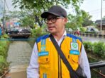 Kepala Bidang (Kabid) Sumber Daya Air dan Drainase DPU Balikpapan, Jen Supriyanto, saat peninjauan lokasi Proyek di depan Kantor Disdukcapil, pada hari Rabu (11/6/2025). Foto: BorneoFlash/Ardian