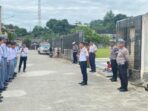 Kepala Dishub Kota Samarinda, Hotmarulitua Manalu saat melakukan penertiban siswa. Foto: BorneoFlash/Nur Ainunnisa