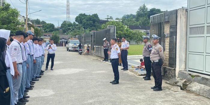 Kepala Dishub Kota Samarinda, Hotmarulitua Manalu saat melakukan penertiban siswa. Foto: BorneoFlash/Nur Ainunnisa