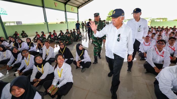 Kepala Otorita IKN, Basuki Hadimuljono membuka Diklat) Bela Negara yang diikuti sebanyak 575 CPNS Otorita IKN di Pusat Latihan Tempur (Puslatpur) Kodam VI/Mulawarman, Amborawang, pada Selasa (10/6/2025). Foto: HO/Humas Otorita IKN