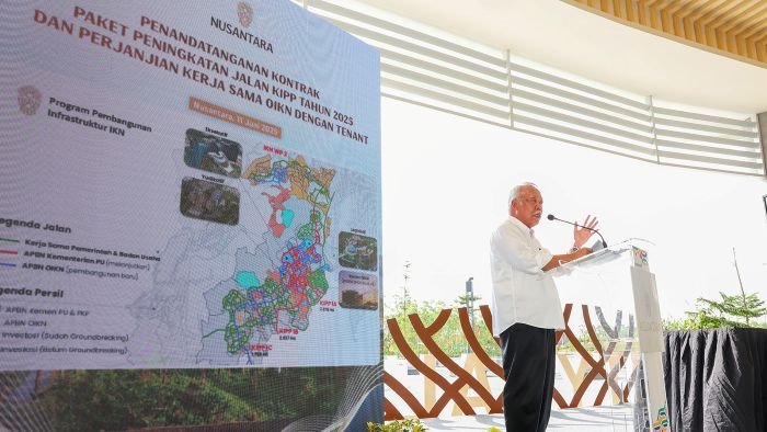 Kepala Otorita IKN, Basuki Hadimuljono saat menghadiri penandatanganan kontrak tujuh paket pekerjaan pembangunan infrastruktur jalan serta dua paket pengawasan proyek di KIPP, yang dilaksanakan pada Rabu (11/6/2025) di City Hall, Kantor Otorita IKN. Foto: HO/Humas Otorita IKN.