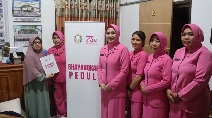 Ketua Cabang Bhayangkari Balikpapan, Ny. Ayu Firmanto, beserta jajaran pengurus Bhayangkari Turut Hadir langsung pada kegiatan Anjangsana ke rumah-rumah purnawirawan Polri yang sedang sakit atau dalam kondisi terbatas secara fisik, pada Kamis (19/6/2025). Foto: HO/Humas Polresta Balikpapan