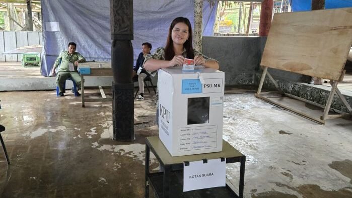 Ketua DPRD Kabupaten Mahulu Devung Paran, A.Md., Keb, Saat menyalurkan hak pilihnya dalam PSU Pilkada Mahulu, pada Sabtu (24/5/2025). Foto: BorneoFlash/IST