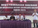 Ketua Ikabes Sriwijaya Balikpapan Terpilih Periode 2025-2029, Hendi Rofiansyah (Kanan) Bersama Pimpinan Sidang saat Musda yang digelar di Aula Kantor Kelurahan Gunung Samarinda Baru, Kecamatan Balikpapan Utara, pada Sabtu (21/6/2025). Foto: HO/Ikabes Sriwijaya Balikpapan