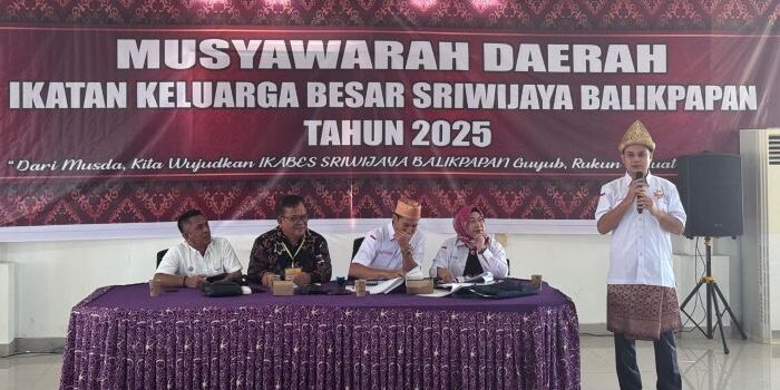 Ketua Ikabes Sriwijaya Balikpapan Terpilih Periode 2025-2029, Hendi Rofiansyah (Kanan) Bersama Pimpinan Sidang saat Musda yang digelar di Aula Kantor Kelurahan Gunung Samarinda Baru, Kecamatan Balikpapan Utara, pada Sabtu (21/6/2025). Foto: HO/Ikabes Sriwijaya Balikpapan