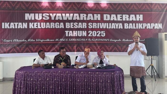 Ketua Ikabes Sriwijaya Balikpapan Terpilih Periode 2025-2029, Hendi Rofiansyah (Kanan) Bersama Pimpinan Sidang saat Musda yang digelar di Aula Kantor Kelurahan Gunung Samarinda Baru, Kecamatan Balikpapan Utara, pada Sabtu (21/6/2025). Foto: HO/Ikabes Sriwijaya Balikpapan