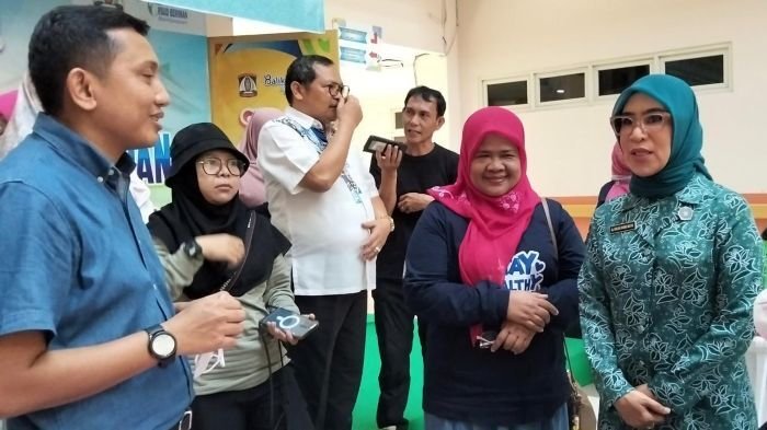 Ketua TP PKK sekaligus Ketua Dekranasda Balikpapan, Hj. Nurlena Rahmad Mas’ud saat meninjau kegiatan Pembagian 800 kacamata gratis kepada masyarakat, di RSUD Beriman Balikpapan, Sabtu (28/6/2025). Foto: BorneoFlash/Niken Sulastri