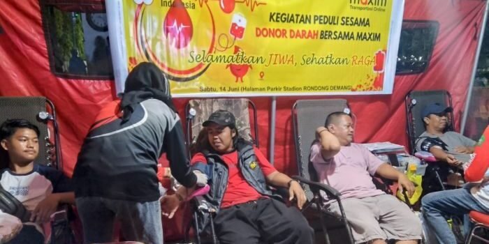 Kolaborasi antara Maxim dan Palang Merah Indonesia (PMI) dalam aksi kegiatan donor darah. Foto: HO/Maxim