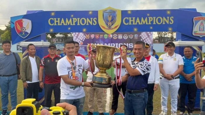 Danlanud Dhomber Kolonel Pnb Fata Patria, saat menyerahkan trofi pemenang Danlanud Cup XXVI Tahun 2025 Kepada Tim Bilqis Keysa FC yang diterima Langsung Pembina Bilqis Keysa FC, Ari Sanda, di Lapangan Bima Sakti, Lanud Dhomber Balikpapan, pada Minggu (29/6/2025). Foto: BorneoFlash/Niken Sulastri